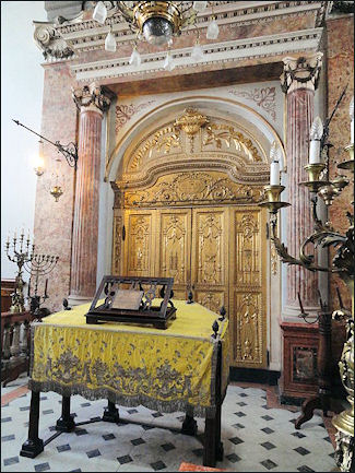20120504-Torah Asti_Synagogue_7_-sainte_et_la_Bimah.JPG